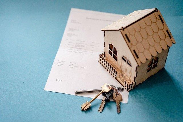 maison et clé pour les étapes d'un achat immobilier